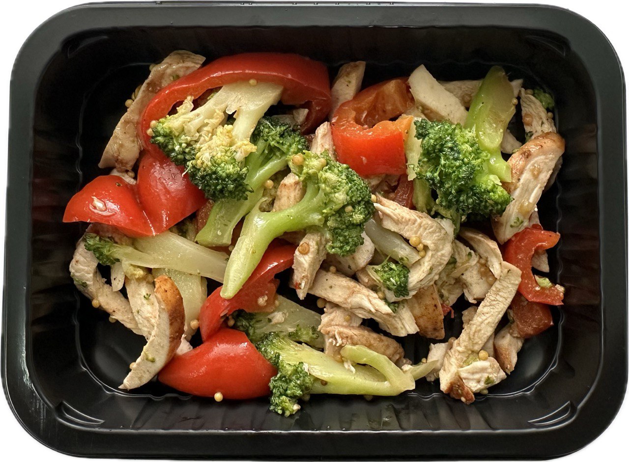 <span style="font-weight: 700;">Обед</span><br>Салат с курицей, брокколи и маринованным перцем