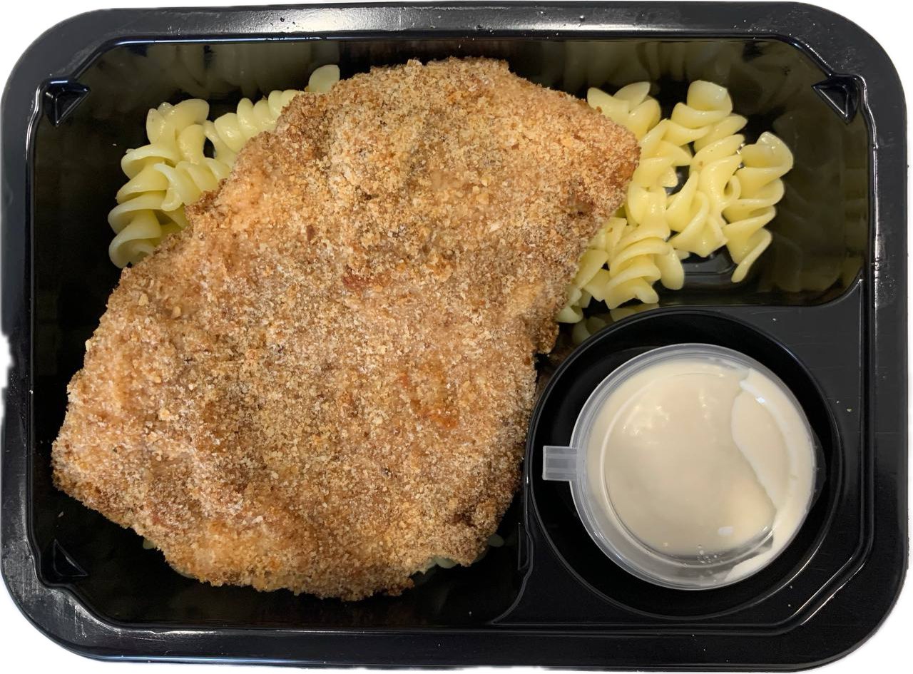 Шницель с сырным соусом и макаронами